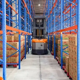 Xe Nâng điện VNA 1.6 Tấn (Man-up Rail Guidance)
