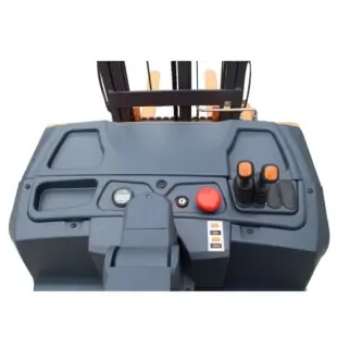 1 . Xe nâng tầm điện 2 tấn